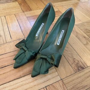 Manolo Blahnik Emerald Green Satin Bow Pointed-Toe Pumps